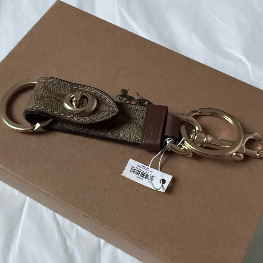 NWT COACH Signature Leather TurnLock Key Holder - Picture 5 of 6